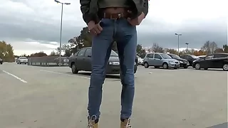 Auf dem Parkplatz in die Jeans gepisst
